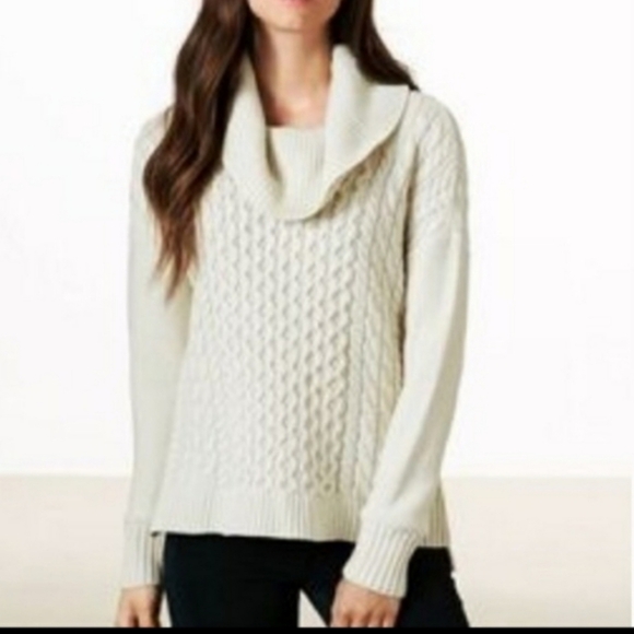American Eagle Outfitters Sweaters - American Eagle Outfitters Cozy Cream Cable Knit Sweater Size L